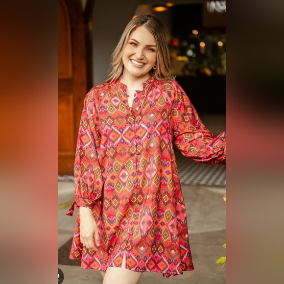 Dress Forum Tops - Dress Forum EUC Vibrant Geometric Print Small Oversized PTP 21